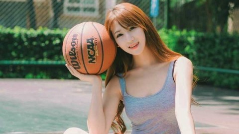 球场湿身谜团：美女球迷的矿泉水与汗水