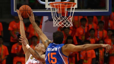 巅峰对决：易建联与哈达迪的恩怨情仇，那些年燃爆球场的经典瞬间