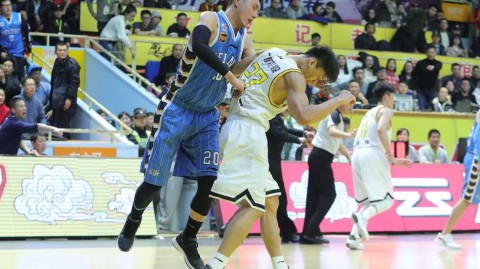 怒火篮坛：京城悍将与宝岛野兽的瞬间纠缠