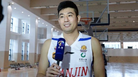 津门男篮新篇：其乐融融迎赛季 自拍定格兄弟情