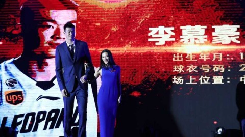 深圳烈豹变身时装男模 李慕豪领衔球场硬汉的T台首秀