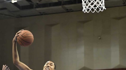 青运村的日与夜 混血中锋丘天的篮球逐梦路