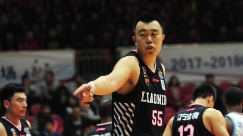 疆辽大战经典回顾：卫冕冠军的倔强与一次改写规则的关键判罚