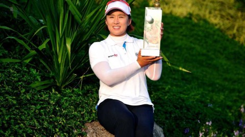 梁熙英泰国赛逆转封后激情捧杯瞬间