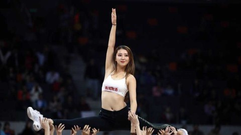 广东宏远篮球宝贝赛场闪耀，队长黄逸辉领衔上演一字马视觉盛宴