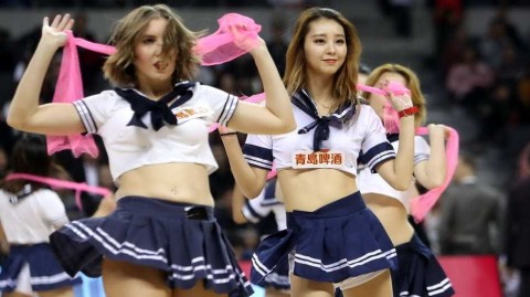 青春风暴席卷赛场，广东男篮啦啦队学生服演绎清纯与活力