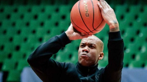 京城篮球最后的温情：马布里披北控战袍与小球迷互动，开启赛季新征程