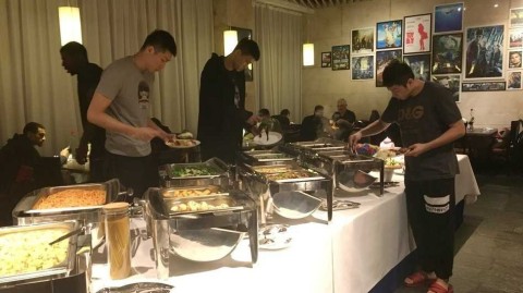 广东男篮上海备战，易建联与球迷温情互动