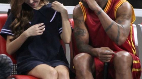 郑秀妍从球场到秀场演绎冰与火之歌