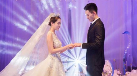 吉林男篮锋卫王镤大婚 身高两米硬汉抱得美人归