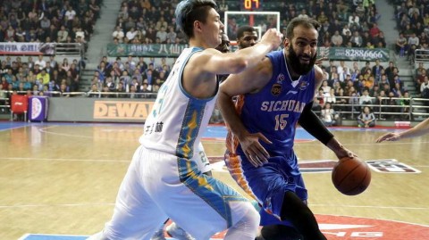 鏖战晋江：王哲林独木难支，鹰王哈达迪联手封锁福建内线