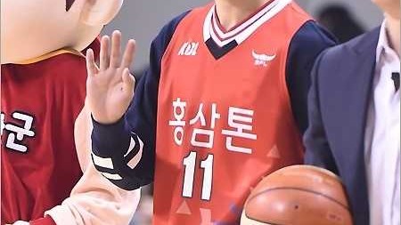 차은우, 농구장을 수놓은 아이돌의 특별한 시구