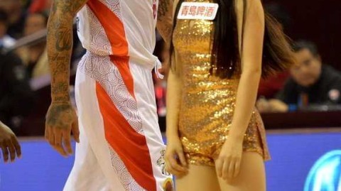 兄弟并肩跃上篮球狂热心跳季，笑泪交织写就不朽情义