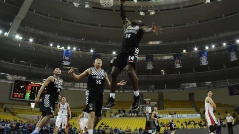 辽篮众将骁勇破敌 哈德森韩德君联手铸就经典一役