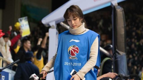 广厦主场那一抹亮色，CBA赛场美女主持成焦点风景