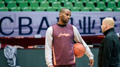 北京首钢队赛前备战，刘晓宇伤愈归来投篮训练显决心