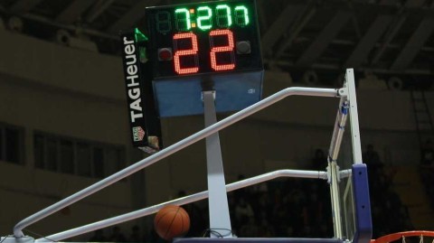 疆粤大战夜燃爆红山 记分牌之殇见证热血恩仇