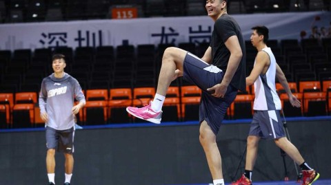 深圳男篮轻松备战迎联赛，李慕豪搞怪大笑成开心果