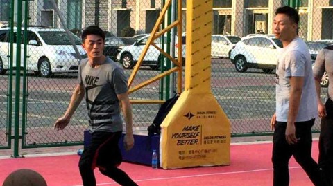 霍建华青岛球场挥汗 老干部变身“霍川枫”展矫健身手