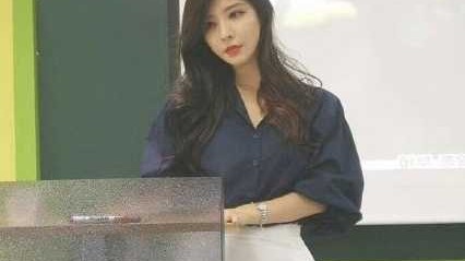 有这样风趣的老师，学生还会翘课吗？