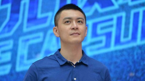 杨鸣遭遇狂热围堵，与玩偶小象比萌谁是赢家？