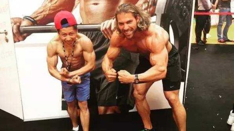 身高一米四七，精神顶天立地：英国亚裔小伙用肌肉铸就的生命传奇