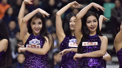 烈焰红裙草帽舞：赛场啦啦队热力全开