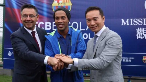 绿茵传奇邂逅未来之星 罗纳尔迪尼奥中国行温情互动