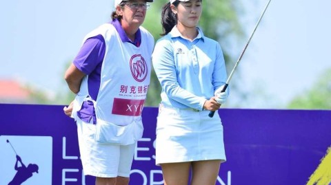 绿茵场上的巾帼风采：高尔夫女将的力与美