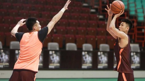 辽篮总决赛前最后一练： relaxed郭少与专注哈德森成风景线