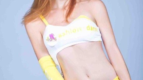 异域舞动的精灵：球场边外籍篮球宝贝的激情与魅力