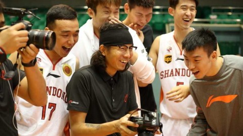 丁彦雨航新赛季写真遭队友“围攻”，山东高速男篮备战氛围欢乐多