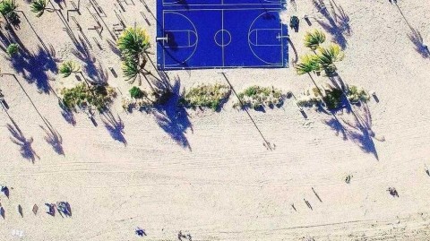 俯瞰光影交错，探寻篮球场的几何诗意