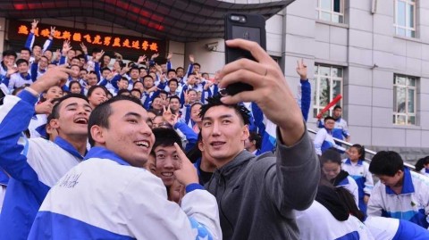 无声世界里的篮球火焰：新疆男篮与聋哑孩子的飞虎情缘