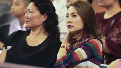 亲情的助威：李根家乡爆发砍高分，周琦母亲场边见证男篮连胜