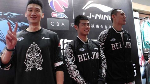 回首京城篮球记忆：孙悦方硕朱彦西与球迷的温情瞬间