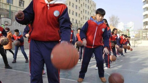 雪域高原上的篮球梦想：西宁水井巷小学千名学子演绎活力篮球操