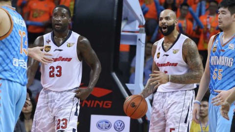 广东男篮蜕变记：从布泽尔融入困境到团队默契的十四连胜征程