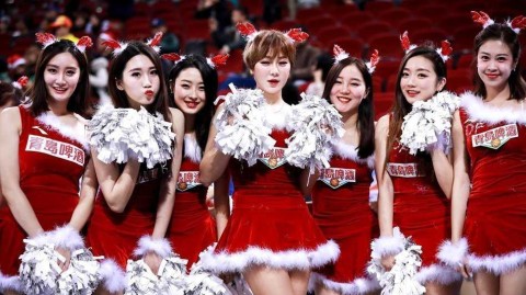 拉拉队圣诞热力秀，点燃萧瑟冬日球场