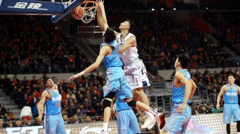 疆粤大战经典回眸：易建联劈扣周琦，新老王者激情对撞