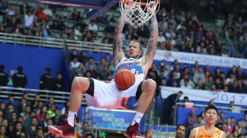 CBA联赛第四轮精彩瞬间：逆转与纪录缔造的激情之夜