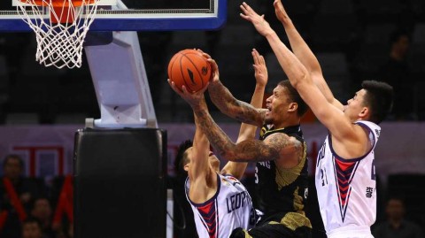 悲悯与无畏：深圳男篮主场下的那场荡气回肠之战