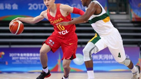 男篮蓝队对抗赛上演精彩瞬间 韩德君暴力扣篮引惊呼