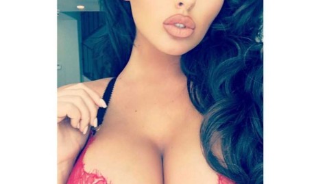 夏日海滩的妩媚风景：阿比盖尔·拉奇福德演绎火辣诱惑