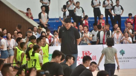 姚明内江之行全记录：屈膝指导小球员，以体育人播撒篮球火种