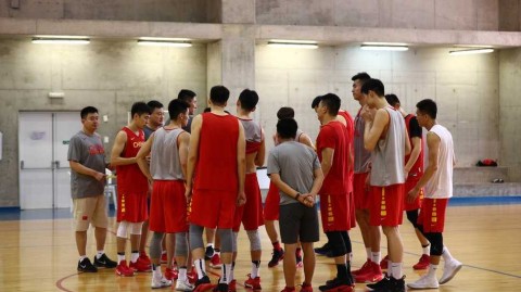 男篮蓝队贝鲁特蓄势：肌肉紧绷，只为洗牌前一战的遗憾