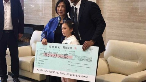 京城老球迷的赤子心：五十万捐款背后的马布里情缘