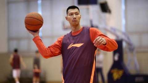 宏远训练场风云：阿联霸气回归，布泽尔“怪异投篮”成焦点，周鹏老而弥坚