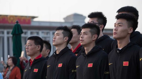 清晨天安门广场的庄严一课：中国男篮红队以热血致敬祖国