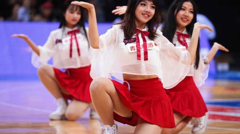 深圳篮球宝贝烈焰红裙舞动赛场 助力新世纪大胜青岛双星